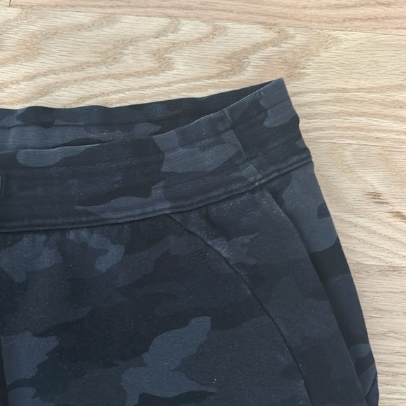 Lululemon Scuba Jogger Black Camo Size 12 - Picture 3 of 6